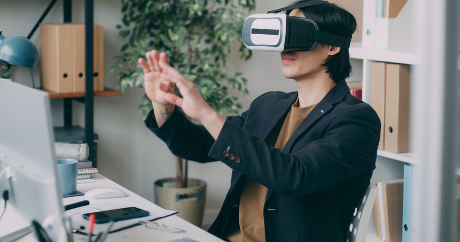 Voditelj tehnologije koristi VR naočale u uredskom okruženju