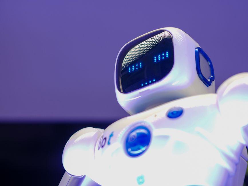 Moderni humanoidni robot s digitalnim licem