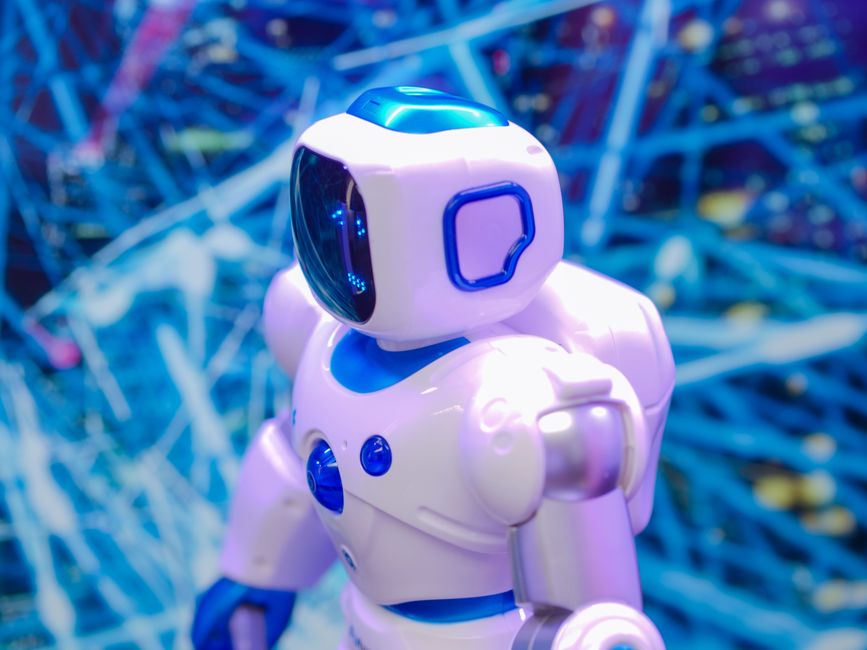 Bijeli i plavi robot na dinamičnoj futurističkoj podlozi
