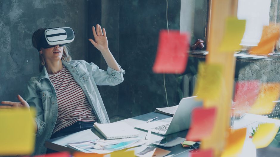 Žena koristi VR naočale za rad na projektima